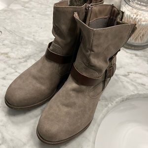 Maurice’s boots size 9